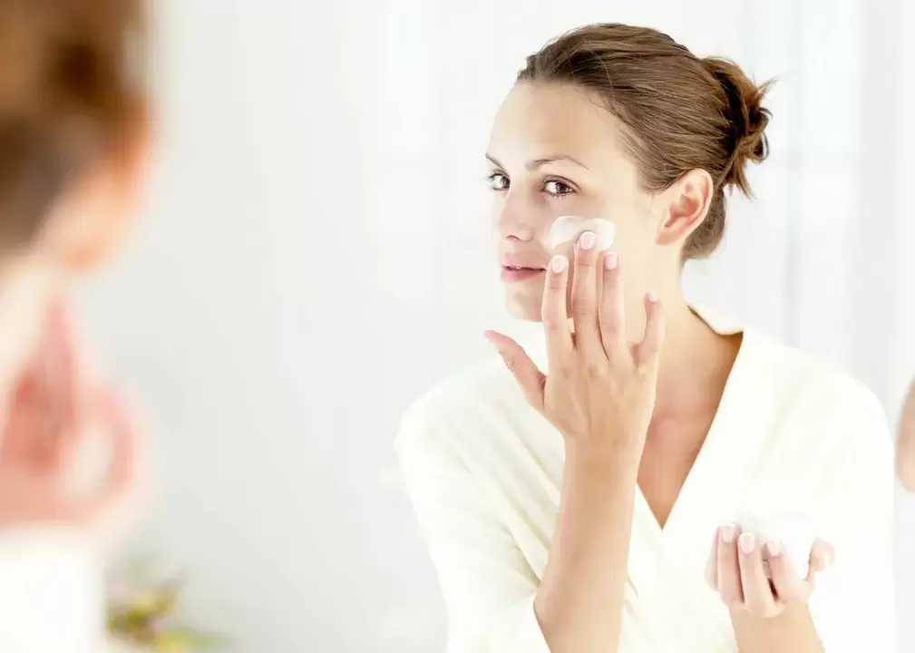 aplicando creme Eudalie para rejuvenescimento da pele